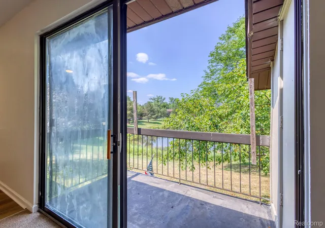 Listing Photo 4 - Condo for sale in building located at 33621 Pondview Cir, Livonia, MI 48152 - Unit #99