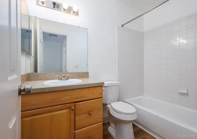 Listing Photo 5 - Condo for sale in building located at 33621 Pondview Cir, Livonia, MI 48152 - Unit #99