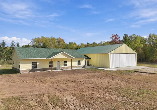 Photo 2 of Single family home for sale at 1425 S Taxiway Charlie, Lake City, MI 49651 | MLS# 78080074313 | Listing updated on 2026-10-10