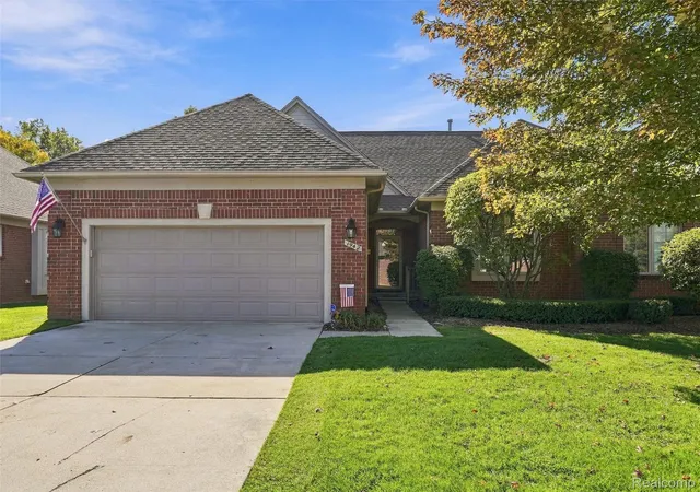 Listing Photo 2 - Condo for sale in building located at 1942 Glenwood Dr, Sterling Heights, MI 48310