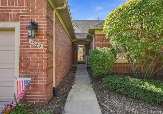 Listing Photo 3 - Condo for sale in building located at 1942 Glenwood Dr, Sterling Heights, MI 48310