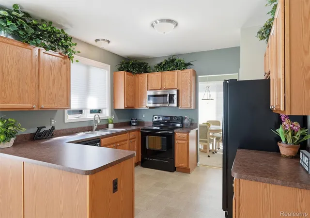 Listing Photo 5 - Condo for sale in building located at 1942 Glenwood Dr, Sterling Heights, MI 48310