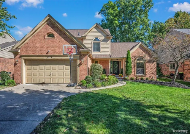 Photo 2 of Single family home for sale at 3375 Vardon Dr, Rochester Hills, MI 48307 | MLS# 20261081478 | Listing updated on 2026-10-13