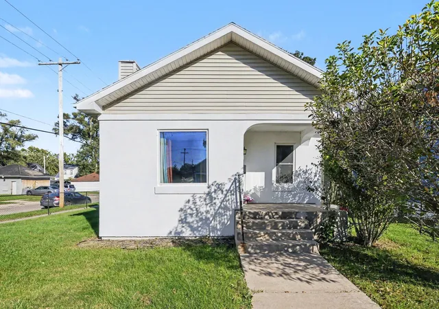 Photo 2 of Single family home for sale at 1011 Pearl St, Benton Harbor, MI 49022 | MLS# 69026053519 | Listing updated on 2026-10-15