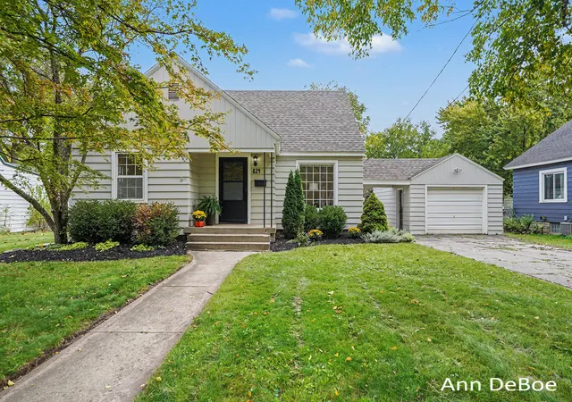Photo 1 of Sale Pending at 824 Union Ave Ne, Grand Rapids, MI 49503 | MLS# 65026053536 | Listing updated on 2026-10-17