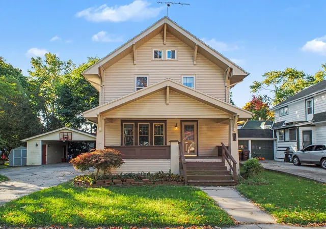 Photo 1 of Single family home for sale at 208 Walnut St, Alma, MI 48801 | MLS# 65026053539 | Listing updated on 2026-10-26