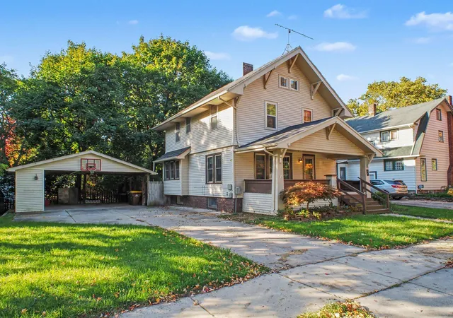Photo 3 of Single family home for sale at 208 Walnut St, Alma, MI 48801 | MLS# 65026053539 | Listing updated on 2026-10-26