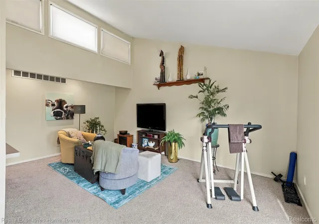Listing Photo 3 - Condo for sale in building located at 27 Dickinson St, Mount Clemens, MI 48043 - Unit #A