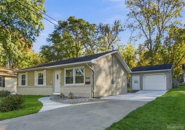 Photo 1 of Sale Pending at 908 N East St, Fenton, MI 48430 | MLS# 20261081516 | Listing updated on 2026-10-25