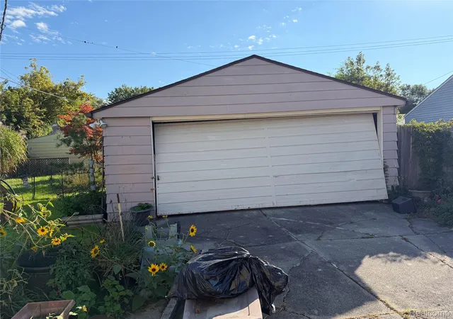 Photo 3 of Single family home for sale at 26560 Lehner St, Roseville, MI 48066 | MLS# 20261081517 | Listing updated on 2026-10-08