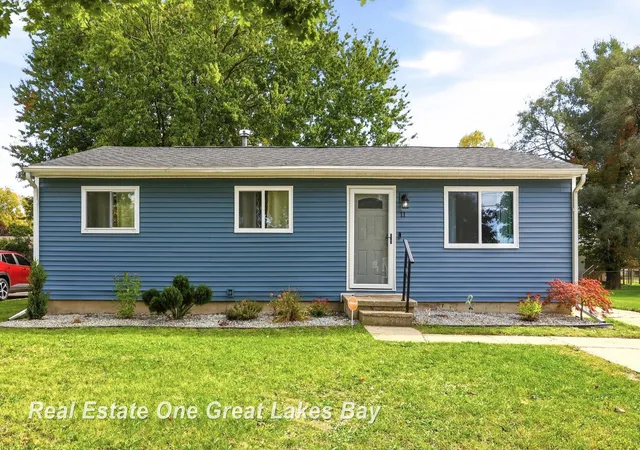Photo 1 of Single family home for sale at 11 Woodward Dr, Saginaw, MI 48601 | MLS# 61050224192 | Listing updated on 2026-10-08