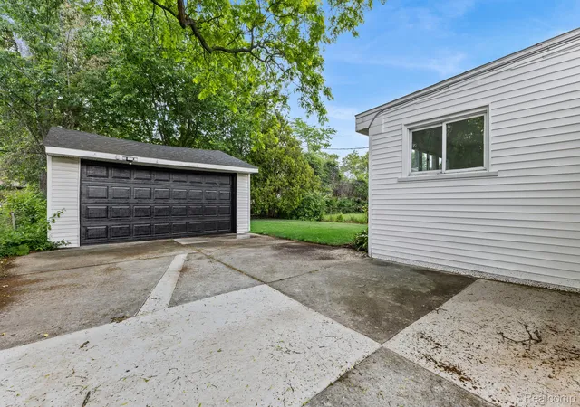 Photo 4 of Single family home for sale at 22121 Whitmore St, Oak Park, MI 48237 | MLS# 20261081529 | Listing updated on 2026-10-18