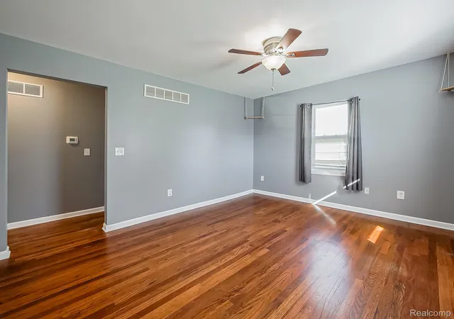 Photo 3 of Single family home for sale at 25255 Ford St, Roseville, MI 48066 | MLS# 20261081535 | Listing updated on 2026-10-13