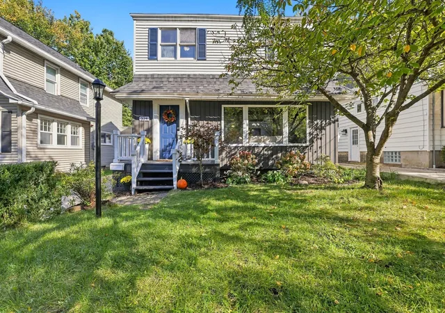 Single family home for sale at 324 Gladstone Dr SE, Grand Rapids, MI 49506 | MLS# 71026053573