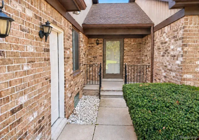 Listing Photo 4 - Condo for sale in building located at 3801 Heritage Pkwy, Dearborn, MI 48124