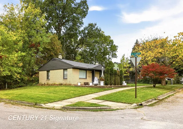 Photo 3 of Single family home for sale at 106 E Chestnut Ave, Bay City, MI 48706 | MLS# 61050224218 | Listing updated on 2026-10-08