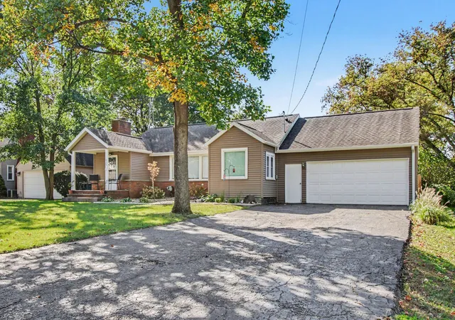 Photo 2 of Single family home for sale at 415 Douglas Dr, Decatur, MI 49045 | MLS# 65026053607 | Listing updated on 2026-10-08