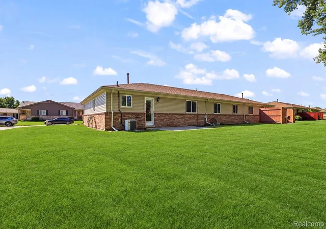 Listing Photo 4 - Condo for sale in building located at 16891 N Gardenia Dr, Fraser, MI 48026
