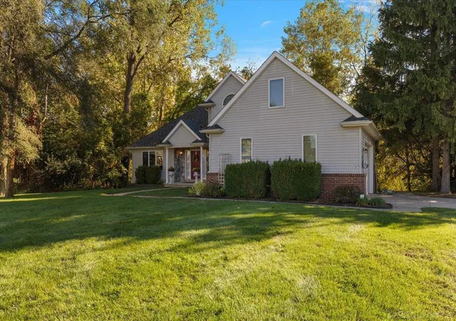 Photo 2 of Single family home for sale at 575 Lakes Edge Dr, Oxford, MI 48371 | MLS# 58050224245 | Listing updated on 2026-10-12