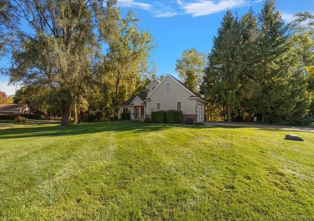Photo 3 of Single family home for sale at 575 Lakes Edge Dr, Oxford, MI 48371 | MLS# 58050224245 | Listing updated on 2026-10-12