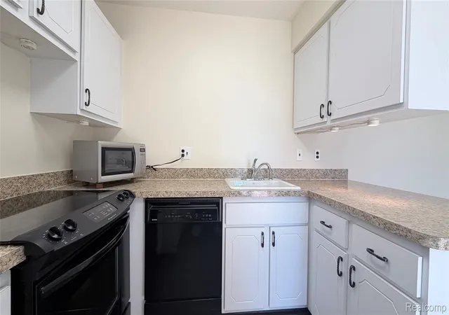 Photo 3 of Condo for sale at 2768 Roundtree Dr, Troy, MI 48083 | MLS# 20261081613 | Listing updated on 2026-10-14