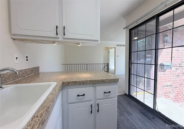 Listing Photo 4 - Condo for sale in building located at 2768 Roundtree Dr, Troy, MI 48083