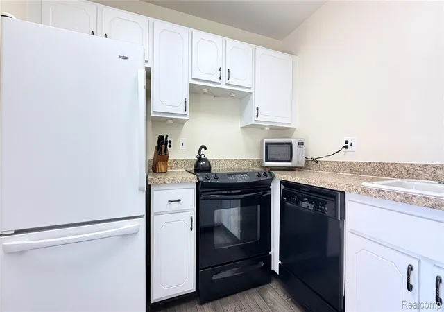 Listing Photo 5 - Condo for sale in building located at 2768 Roundtree Dr, Troy, MI 48083