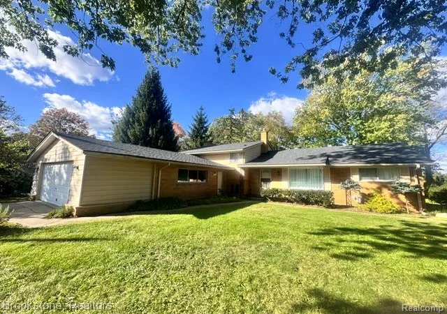 Photo 1 of Single family home for sale at 711 Sylvanwood Dr, Troy, MI 48085 | MLS# 20261081620 | Listing updated on 2026-10-11