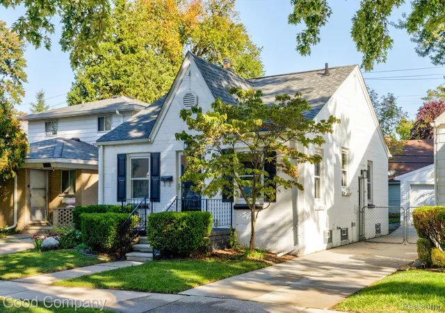 Photo 1 of Single family home for sale at 1988 Roslyn Rd, Grosse Pointe Woods, MI 48236 | MLS# 20261081626 | Listing updated on 2026-10-19