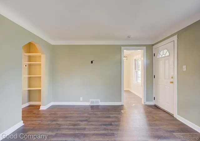 Photo 3 of Single family home for sale at 1988 Roslyn Rd, Grosse Pointe Woods, MI 48236 | MLS# 20261081626 | Listing updated on 2026-10-19