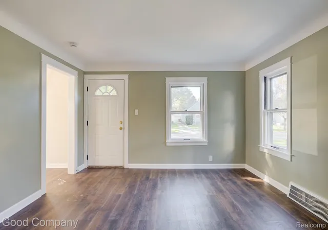 Photo 4 of Single family home for sale at 1988 Roslyn Rd, Grosse Pointe Woods, MI 48236 | MLS# 20261081626 | Listing updated on 2026-10-19