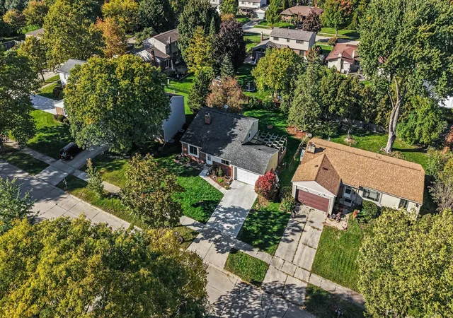 Photo 3 of Single family home for sale at 2923 Quartz Dr, Troy, MI 48085 | MLS# 81026053655 | Listing updated on 2026-10-15