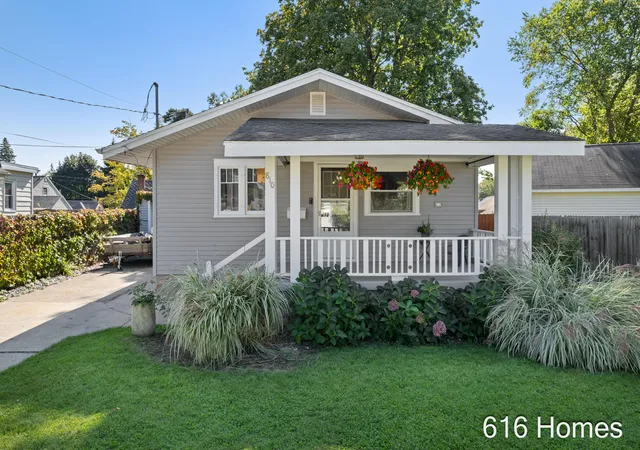 Photo 1 of Single family home for sale at 810 Oaklawn St NE, Grand Rapids, MI 49505 | MLS# 65026053660 | Listing updated on 2026-10-29