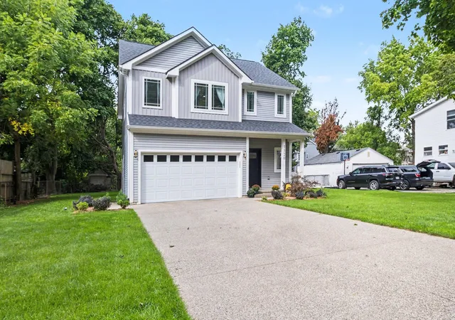 Photo 2 of Single family home for sale at 1320 Parkway St, Waterford, MI 48328 | MLS# 81026053657 | Listing updated on 2026-10-19