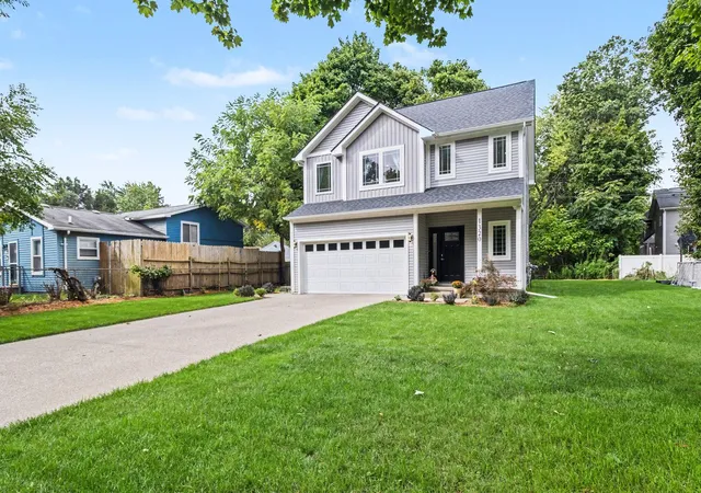 Photo 3 of Single family home for sale at 1320 Parkway St, Waterford, MI 48328 | MLS# 81026053657 | Listing updated on 2026-10-19
