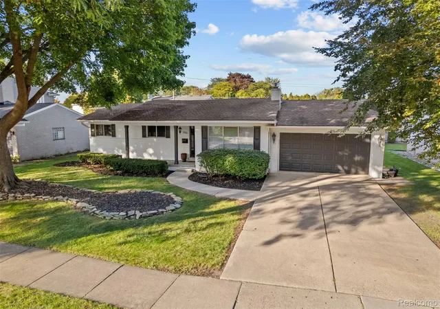 Photo 3 of Single family home for sale at 956 Blairmoor Ct, Grosse Pointe Woods, MI 48236 | MLS# 20261081642 | Listing updated on 2026-10-18