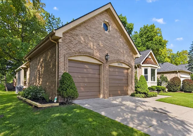 Photo 3 of Single family home for sale at 1676 Treeside Dr, Rochester Hills, MI 48307 | MLS# 20261081648 | Listing updated on 2026-10-09