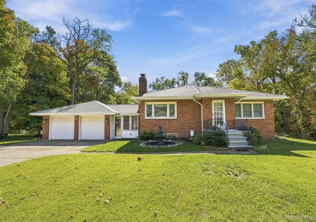 Photo 2 of Single family home for sale at 804 E Avon Rd, Rochester Hills, MI 48307 | MLS# 20261081659 | Listing updated on 2026-10-17