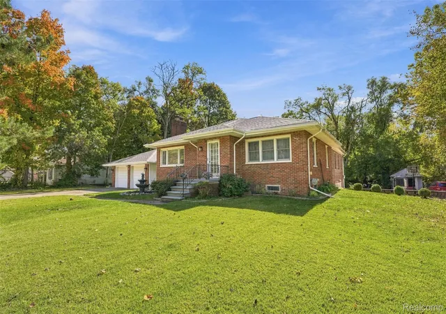 Photo 3 of Single family home for sale at 804 E Avon Rd, Rochester Hills, MI 48307 | MLS# 20261081659 | Listing updated on 2026-10-17