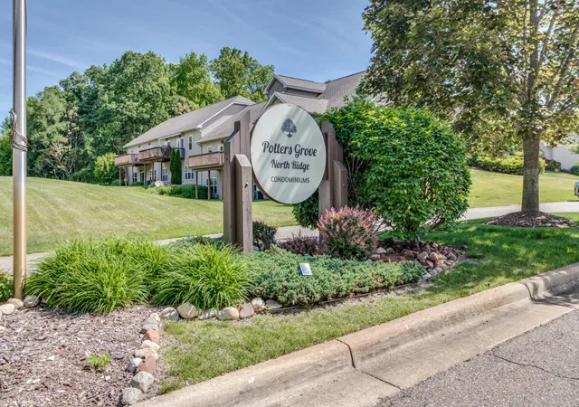 Listing Photo 2 - Condo for sale in building located at 7024 Grn Ridge Blvd, Battle Creek, MI 49017