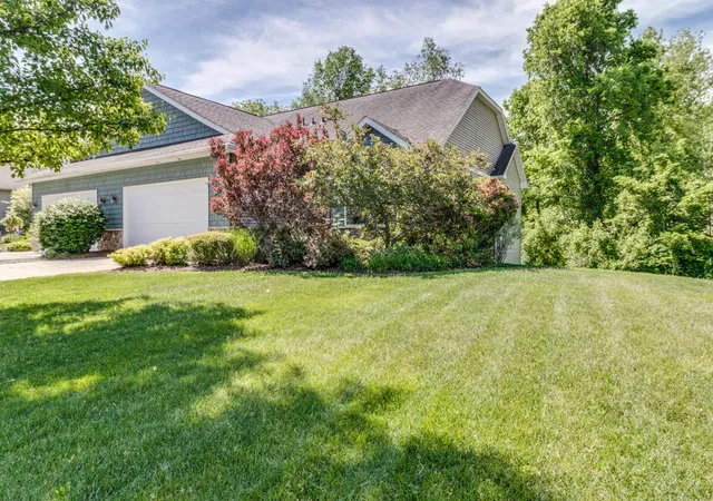 Listing Photo 3 - Condo for sale in building located at 7024 Grn Ridge Blvd, Battle Creek, MI 49017