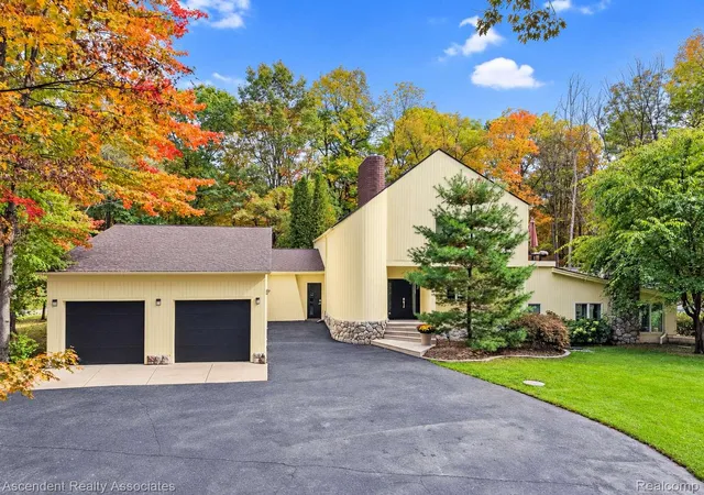 Single family home for sale at 950 E Romeo Rd, Oakland, MI 48363 | MLS# 20261081663
