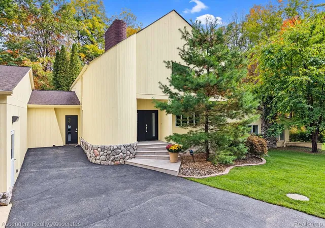 Photo 2 of Single family home for sale at 950 E Romeo Rd, Oakland, MI 48363 | MLS# 20261081663 | Listing updated on 2026-10-13
