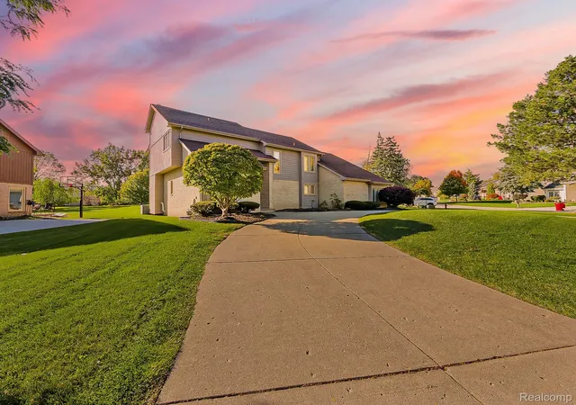 Photo 1 of Single family home for sale at 5412 Kingsway Ct, West Bloomfield, MI 48322 | MLS# 20261081696 | Listing updated on 2026-10-31