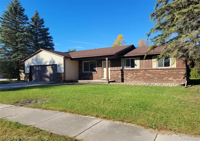 Photo 2 of Single family home for sale at 820 Montana St, Marysville, MI 48040 | MLS# 20261081700 | Listing updated on 2026-10-27