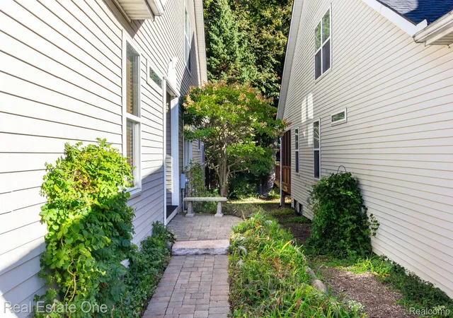 Photo 3 of Condo for sale at 4004 Hillsdale Dr, Auburn Hills, MI 48326 | MLS# 20261081715 | Listing updated on 2026-10-20