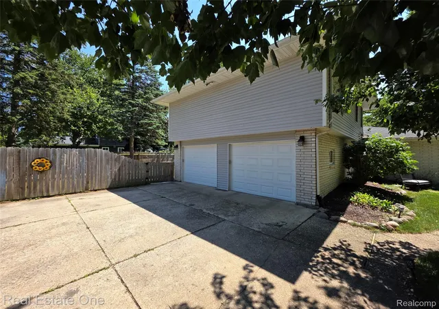 Photo 4 of Single family home for sale at 3239 Fox Blvd, Commerce Township, MI 48382 | MLS# 20261081742 | Listing updated on 2026-10-09
