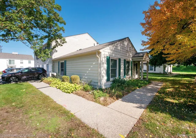 Photo 3 of Condo for sale at 2631 Thornbrier Ct, Lake Orion, MI 48360 | MLS# 20261081743 | Listing updated on 2026-10-11