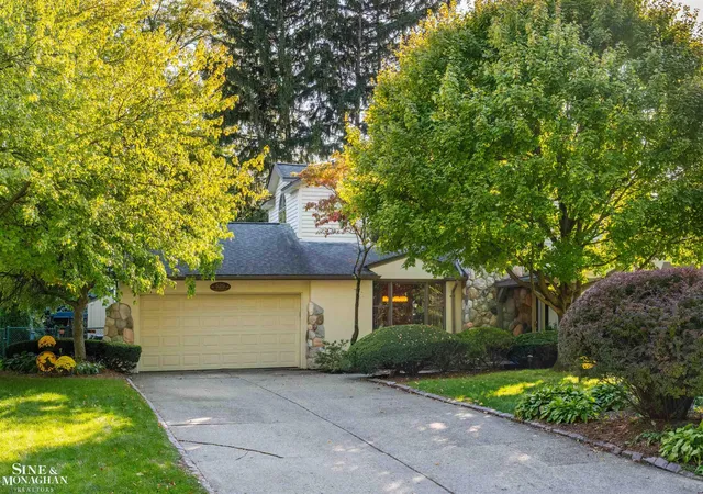 Photo 2 of Single family home for sale at 529 Lake Shore Ln, Grosse Pointe Woods, MI 48236 | MLS# 58050224295 | Listing updated on 2026-10-10