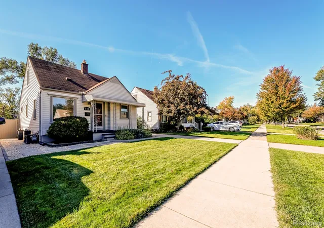 Photo 3 of Single family home for sale at 805 Cloverlawn Blvd, Lincoln Park, MI 48146 | MLS# 20261081755 | Listing updated on 2026-10-13